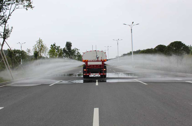 東風后雙橋18噸灑水車側噴實拍圖片2.jpg